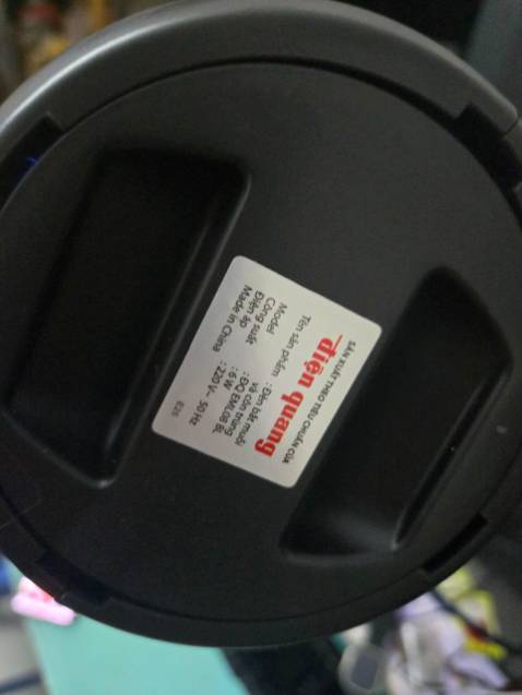 Cùng model, cùng 1 shop mà Đèn lại khác với loại đã mua vào ngày 21/8. Đèn mua lần 1 có công tắc, loại này không có, ngoài ra bắt muỗi cũng kém hơn. Quá Tệ