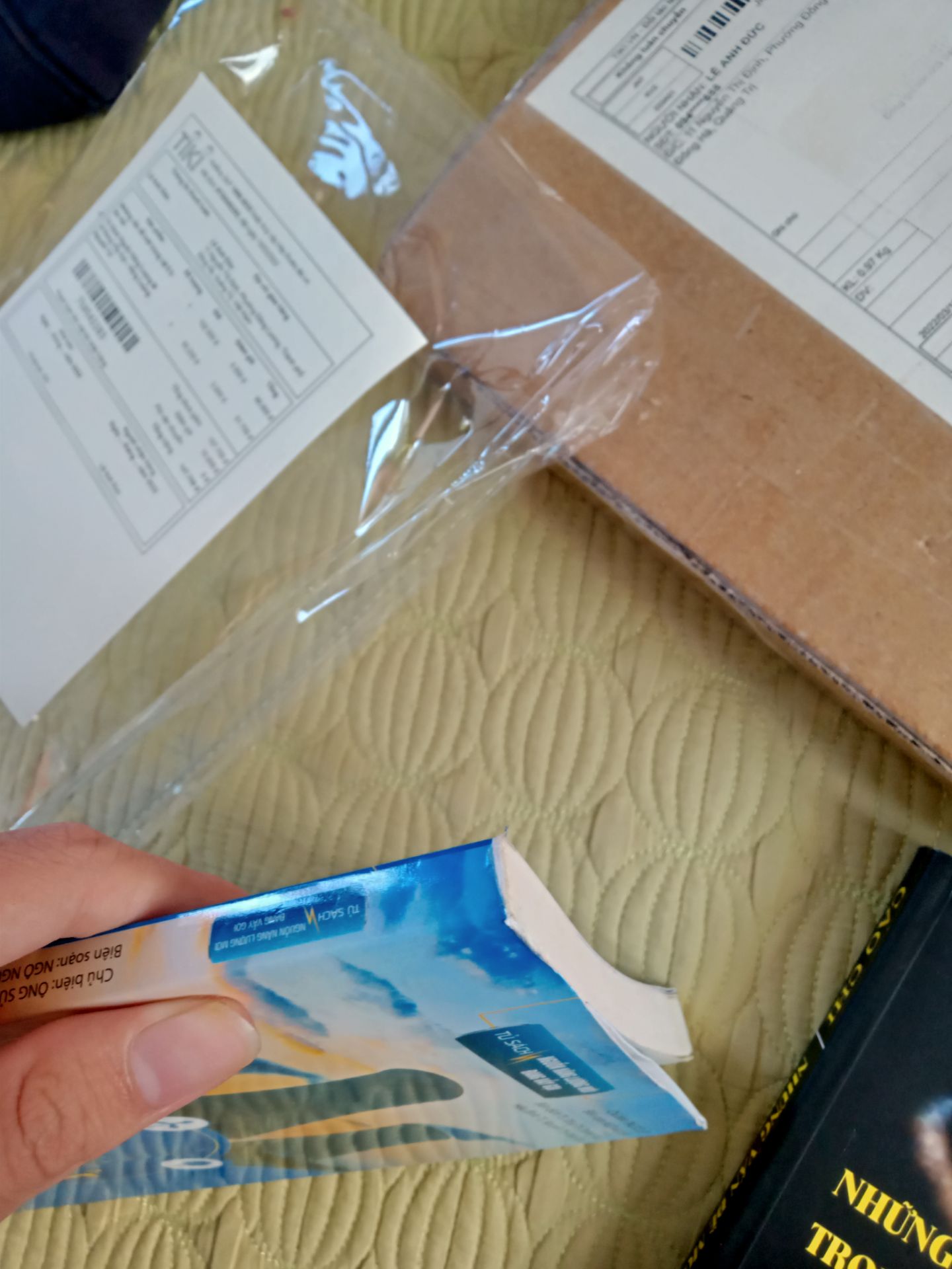 Sách đẹp, nhưng mà các cạnh bìa bị gập và gáy có vẻ cũ. Nội dung giáo khoa. J&T giao hàng trễ 1 ngày