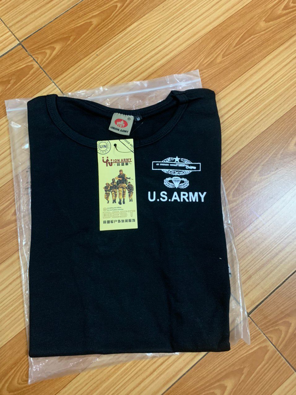 áo đẹp mặc thoáng mát, áo giống trong ảnh. chất liệu tốt lắm cực kỳ ổn ạ, Vải mềm mịn , k có chỉ thừa,form siêu xinh ạ . Với giá này thì không thể chê được nha, tui mua giá rẻ nên áo rất xứng đánggg. giao hàng tầm 3 ngày là tới. mọi người nên muaaa. giao hàng nhanh, shipper thân thiện vui tánh.