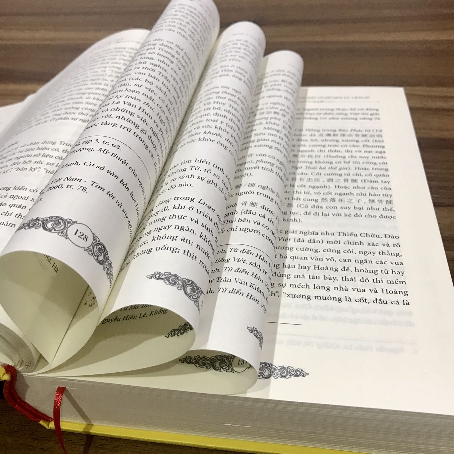 Sách đẹp, khổ khá to và dày vì rất nhiều tư liệu. Mình xem qua cuốn này có rất nhiều nguồn tài liệu được tác giả cất công sưu tầm. Rất nhiều hình ảnh quý giá. Đặt sách mà mong, cầm trên tay sợ giao hàng làm hỏng sách nhưng may mắn sách vẫn đẹp không hề hấn gì luôn ^^ may bởi vì mình ở Hà Nội trực tiếp MaiHa mang cho Tiki. Còn ngoại tỉnh mà giao thì mình ko đảm bảo sách nguyên vẹn.