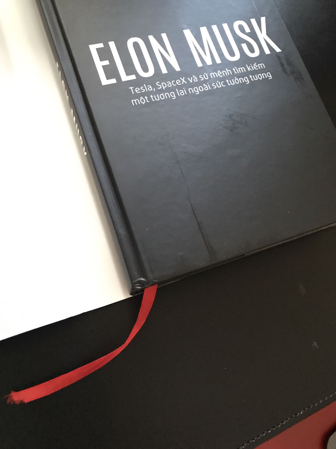 Không biết Tiki nhận được bao nhiêu đánh giá kém về việc đóng gói hàng và kiểm tra sản phẩm trước khi giao rồi nhờ? Hay đầu óc các bạn có vấn đề?
Phản hồi xong lại lôi cái câu ghi sẵn ra để trả lời khác hàng ? Làm người chứ không phải là robot nên đừng có nghĩ là cứ trả lời cho có cho xong việc là được. ĐỪNG CÓ THIẾU Ý THỨC, VÔ TRÁCH NHIỆM, ẨU TẢ TRONG KHÂU ĐÓNG GÓI NỮA! Hông lẽ giờ chửi thề trời, đây là tình trạng sách sau khi lấy ra mình và đã lau chùi vệ sinh, chứ trước đó nó còn bẩn còn dơ còn móp méo góc hơn rất nhiều. Tính không ghi phản hồi nhưng mà Tiki các bạn TỆ quá TỆ! Ai đứng đầu cái khâu đóng gói hàng với kiểm tra chất lượng sản phẩm đâu? Bước ra đây mà nói chuyện dùm đi, chứ cứ để mấy bạn nhân viên hỗ trợ ghi tới ghi lui mấy câu như cái máy thế kia ??? KHÔNG THẤY NHỤC À?