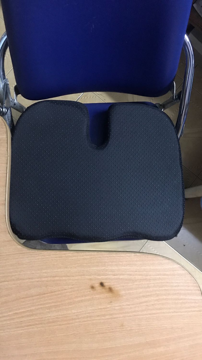 Lúc đầu tưởng cái gối nhỏ nhỏ xinh xinh, nhưng nó cũng khá to nhé, ngồi sướng. Chất liệu gối đúng là cao su non nên rất êm. Tuy nhiên nó khá dày nên ghế phải có dựa lưng dài, chứ ghế học thường là bị đôn lên ngồi mỏi lưng.
Theo quảng có có gel làm mát, nhưng nó bị hàn dính vào gối. Lúc đầu nghĩ lôi ra được để cho zô tủ lạnh cho mát, nhưng không được (chắc cho nguyên cái gối vô tủ lạnh ^^). Nên ngồi lâu cũng hơi bí, nhưng vãn sướng hơi ngồi không vì đỡ đau xương cụt.
Mua lúc giảm giá nên thấy vui nhưng phí ship khá chát nha.
Tóm lại thì hài lòng với cái sản phẩm xịn xò này.