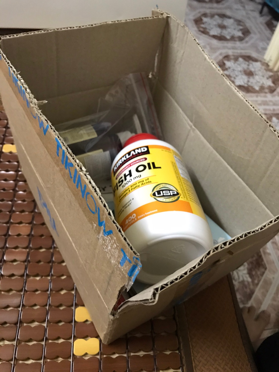 Giao hàng nhanh nhưng không hiểu sao thùng hàng lúc giao lại mở toang, không hề được dán lại, hình mình chụp là nguyên xi cái thùng lúc mình nhận luôn, nắp thùng ko gập xuống luôn mà, sản phẩm có hạn sử dụng còn dài, có tem phụ nhưng được in khá nhòe và mờ, không có tem của bộ công an nên cũng chẳng biết kiểm tra kiểu gì, chất lượng thì dùng xong mới đánh giá được.