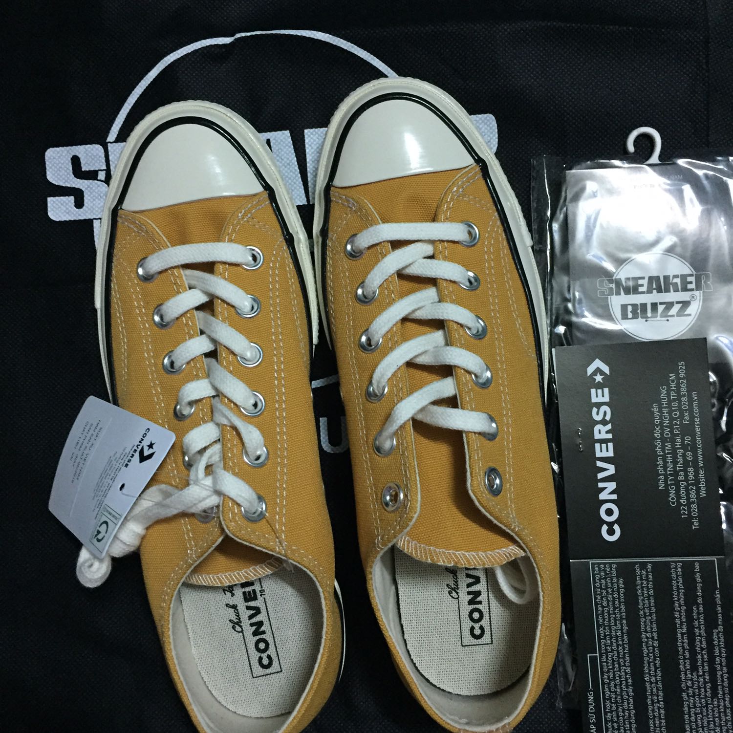 Cực kì hài lòng với số tiền bỏ ra cho đôi này, độ hoàn thiện sản phẩm rất tốt đến từng chi tiết, nhất là phần đế của giày. Mang êm chân, cá nhân mình chọn giảm xuống 1 size so với thực tế là vừa.
Đóng gói tạm ổn, giao hàng rất nhanh.
Ngoài hộp và túi đựng của Converse còn được tặng kèm thêm túi và vớ của Sneakerbuzz. Tem tag thẻ bảo hành đầy đủ.
Rất hài lòng