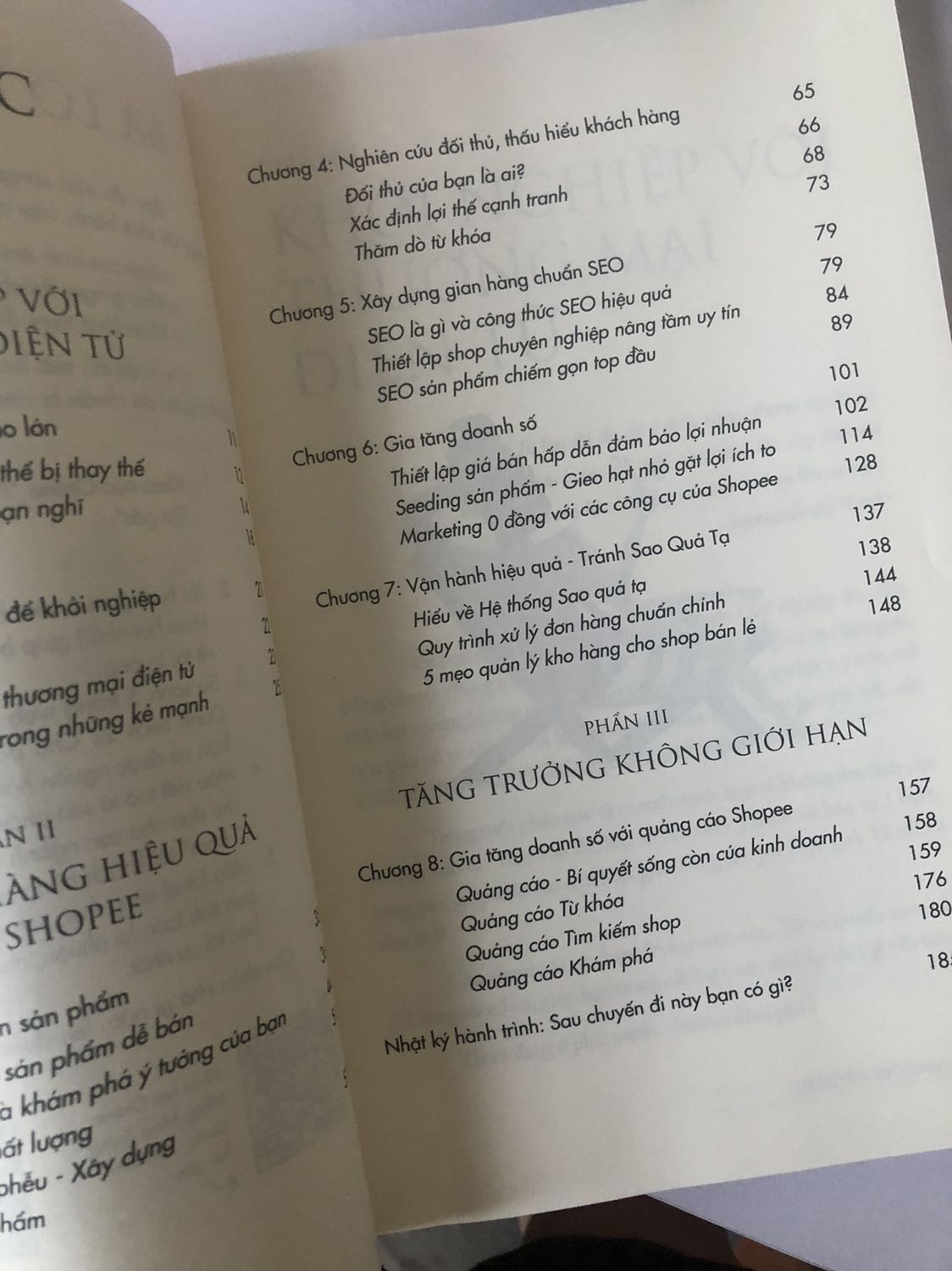 Vì là sách nhắm thẳng đến việc KD trên *** nên kiến thức sẽ chi tiết và cụ thể, việc phân chia các chương theo thứ tự hợp lý, dễ hiểu từ công việc đầu tiên cần làm, yếu tố nào quan trọng hàng đầu, cách thức phát triển và quảng bá cửa hàng trên ***,… đáng thử lắm mn ạ