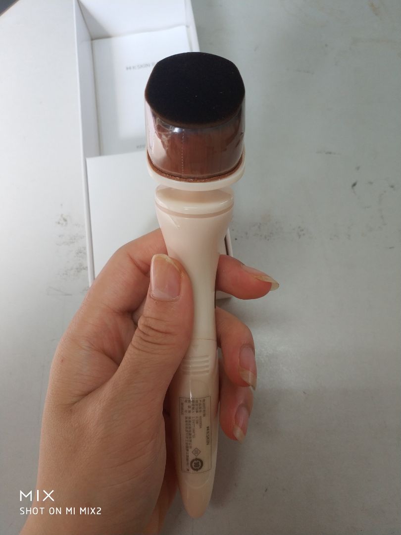 cọ dùng rất thích luôn không phải dặm hay tán thủ công, tán đều ko bị bết dích hay để lại dấu cọ, rất thuận tiện cho việc trang điểm