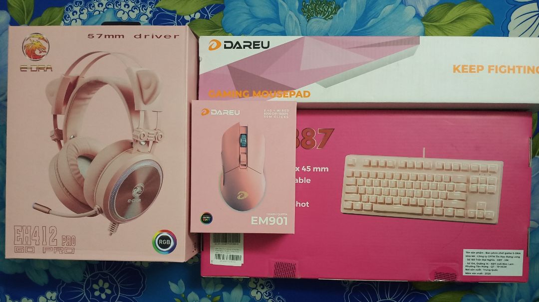 Tai nghe cho âm thanh trong, bass tạm, mic ổn, khung kim loại hơi cứng, đeo lâu sẽ gây đau tai.

Tai mèo trông rất dễ thương và xịn xò.