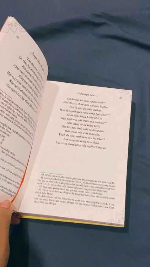 Ngẫm hay muôn sự tại trời
Trời kia đã bắt làm người có thân
Bắt phong trần, mới phong trần
Cho thanh cao mới được phần thanh cao.

Bản này có giải thích, có những điển tích, điển cố khá hay, song vẫn có nhiều chỗ còn gây tranh cãi như đoạn "ở đây tai vách mạnh dừng", nhưng nhìn chung cũng oke!