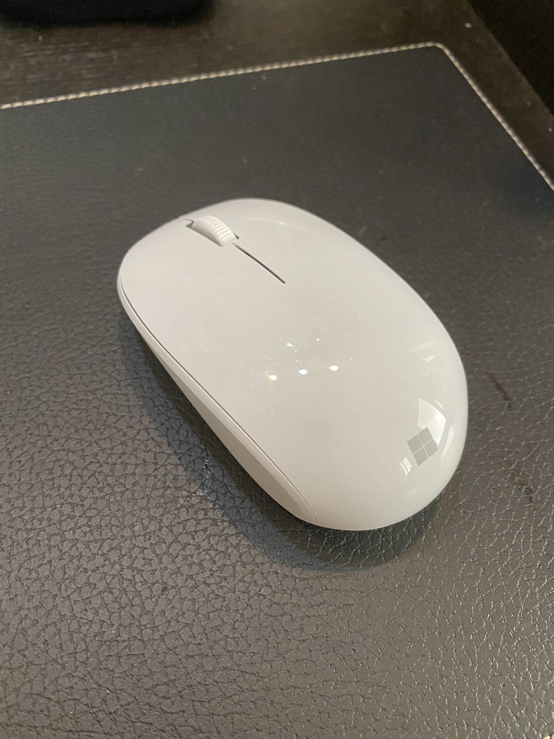 Đẹp, gọn, nhẹ, nhưng vẫn chắc tay khi sử dụng nhé...bạn nào ko ưng chuột dẹp phẳng thì tậu ngay em này, ưng lắm, kết nối nhanh, có sẵn pin duracell lun