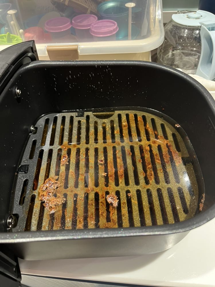 Nồi to hơn nồi cũ nhà mình nên rộng rãi hơn. Bên ngoài nhựa bóng đẹp sạch sẽ, dễ lau chùi, khay chống dính đỉnh quá, mình nướng, chiên xong để nguội bớt rùi ngâm rửa rất dễ. 
Có kèm thêm khay nướng bằng gang đã lắm, mình nướng thịt mềm thơm mà ko bị khô. Chức năng hấp mình chưa thử nhìu, mới hấp cá và hâm lại bún trụng thui mà thấy êm. 
So với nồi mình từng xài trong 2 năm qua thì nồi này hơn hẳn.