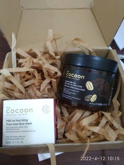 Ui cái mùi cà phê nó thơm quá trời, các hạt cà phê xay nhuyễn khi massage trên da rất đã  luôn. Chắc lần sau mua túi lớn hơn cho tiết kiệm, hihi, sẽ tiếp tục ủng hộ sản phẩm nhà Cocoon nhiều nhiều