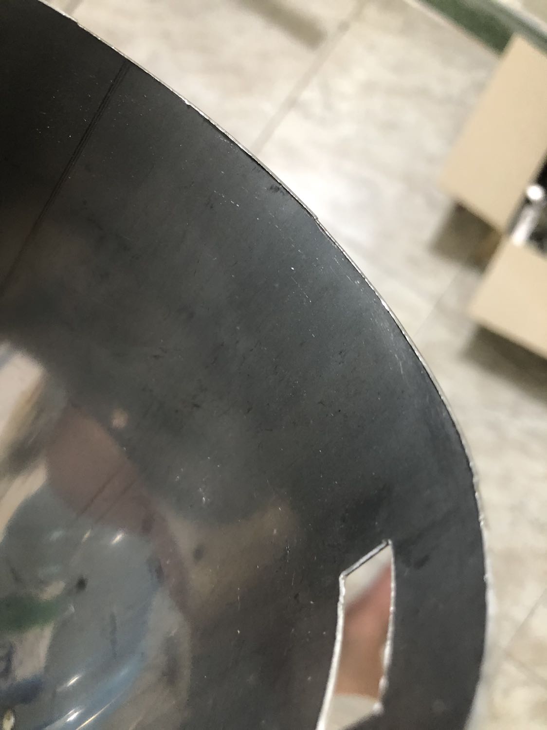 Sản phẩm làm quá tệ . 
- Tiền nào của đó thì ok nhưng ít ra cũng nên mài cho nhẵn tránh làm đứt tay ng sử dụng chứ , chạm nhẹ vào khuôn là đứt vết cắt nham nhở như *** gặm . Tiki nên xem lại cách lựa trọn nhà cung cấp . Đừng để quá nhiều nhà *** kiểu này khách hàng quay lưng lúc nào ko biết đâu . Sản phẩm thì dơ han rỉ sét .