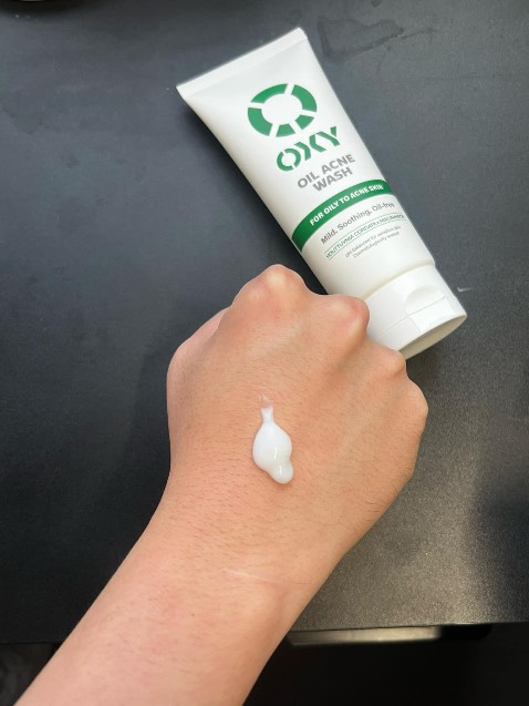 Canh sale nên được giá rẻ. Mình dùng thử thấy làm sạch ổn, ko bị the mát mà dễ chịu