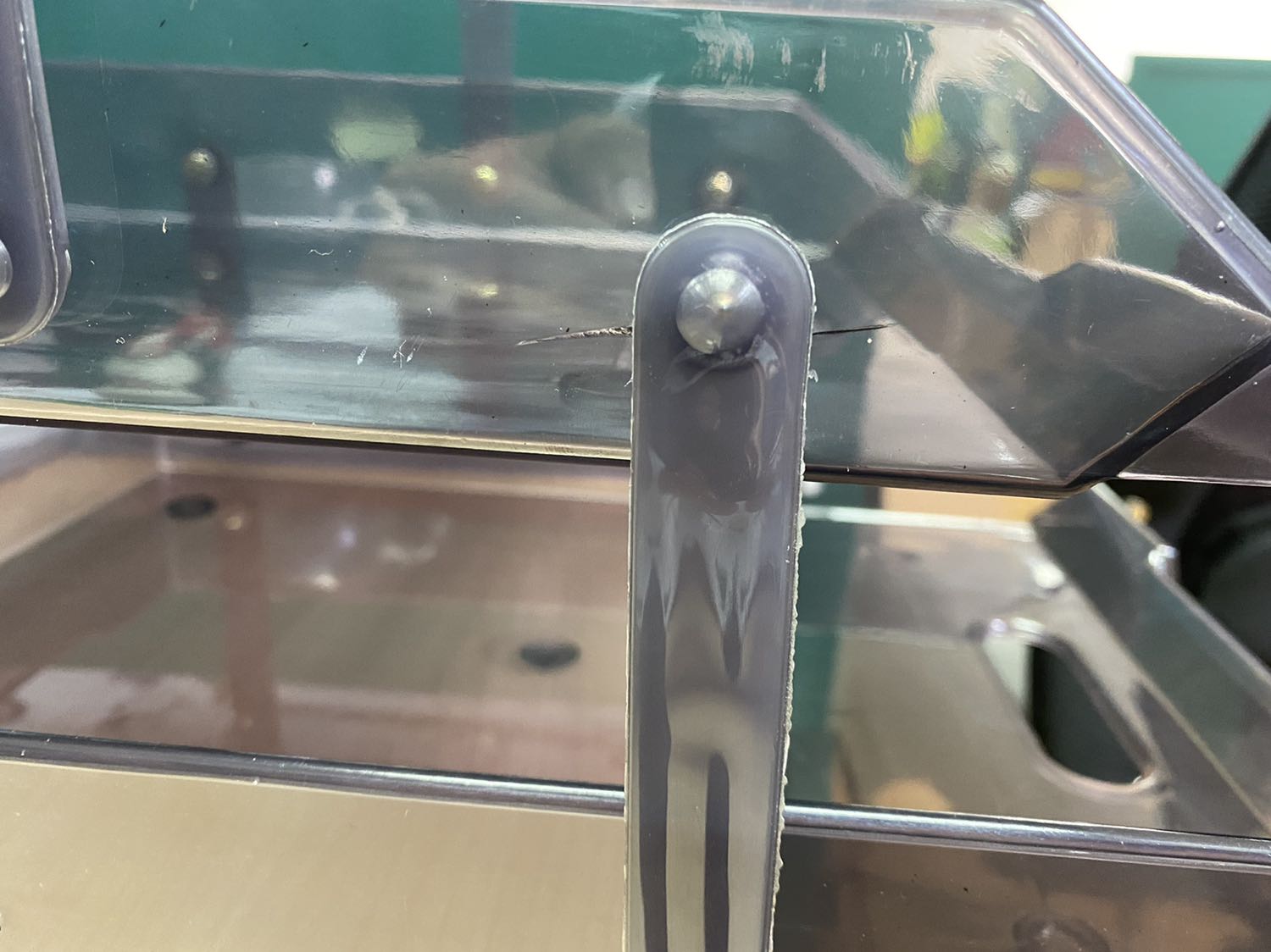 Sản phẩm bị nứt tại các vị trí bắn ốc, vít