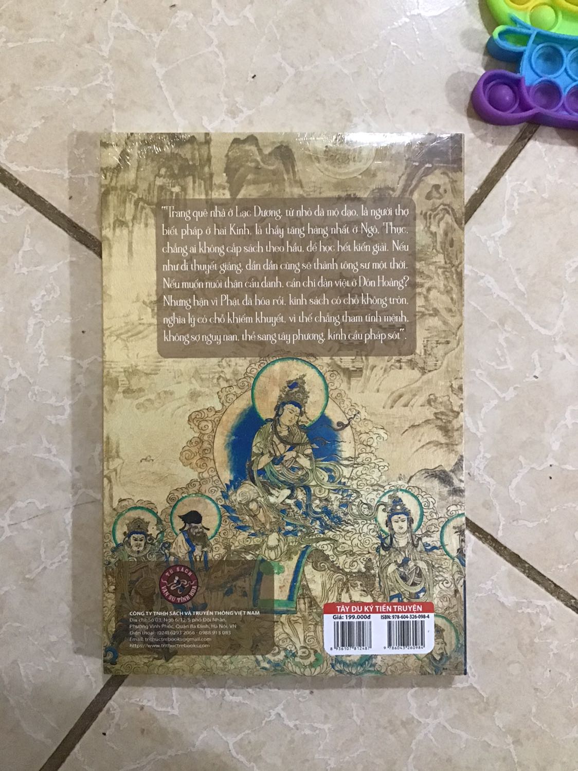 Rất yêu thích Tây Du Kí nên muốn tìm hiểu thêm về nó. Sách mới,bao kĩ,nguyên màng Co,khổ rộng,mỏng hơn nhiều so với tưởng tượng của mình. Thấy là giá bìa 199k cao quá,mà để cuốn này lâu rồi không thấy giảm giá nhiều,dao động trên dưới 150k chút ít,nhưng đang thích nên chiến luôn.