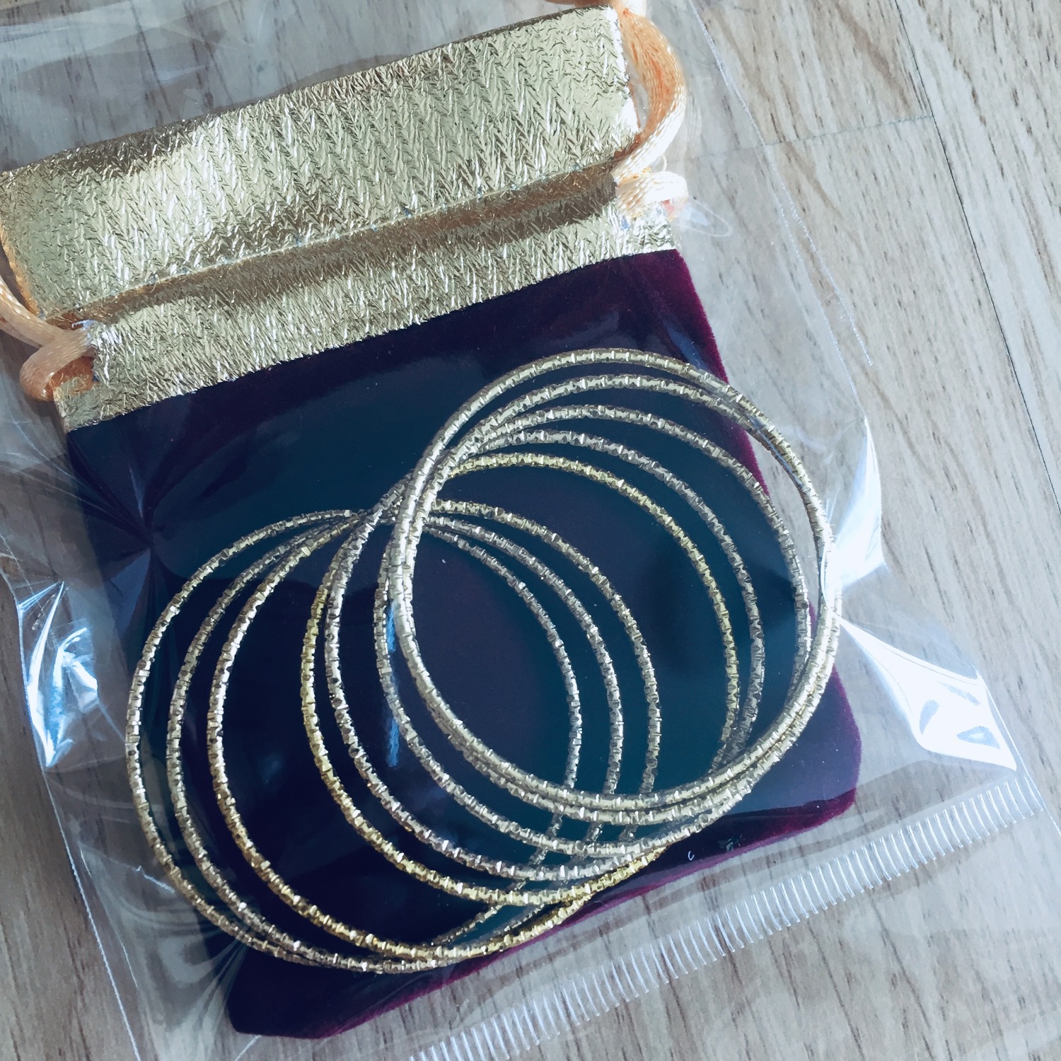 Hàng ý hình
rất sáng
tặng đứa cháu mà mẹ nó cứ tưởng hàng thiệt, bó tay
Phải công nhận Tiki và shop này gói kĩ thiệt:
- Lớp hộp ngoài
- Túi Nhung
- Bọc giấy bóng kiếng
- Hộp hơi bự

Hàng này tặng là rất sang nhưng phải nói là hàng mạ 18K, ko nhiều người tưởng hàng thiệt ... thì căng


hàng giao rất nhanh, anh giao hàng de6x thương, mình bận họp kêu chờ 15' mà anh cũng chờ mà khi giao ko nặng nhẹ miếng nào, thích Tiki vụ này