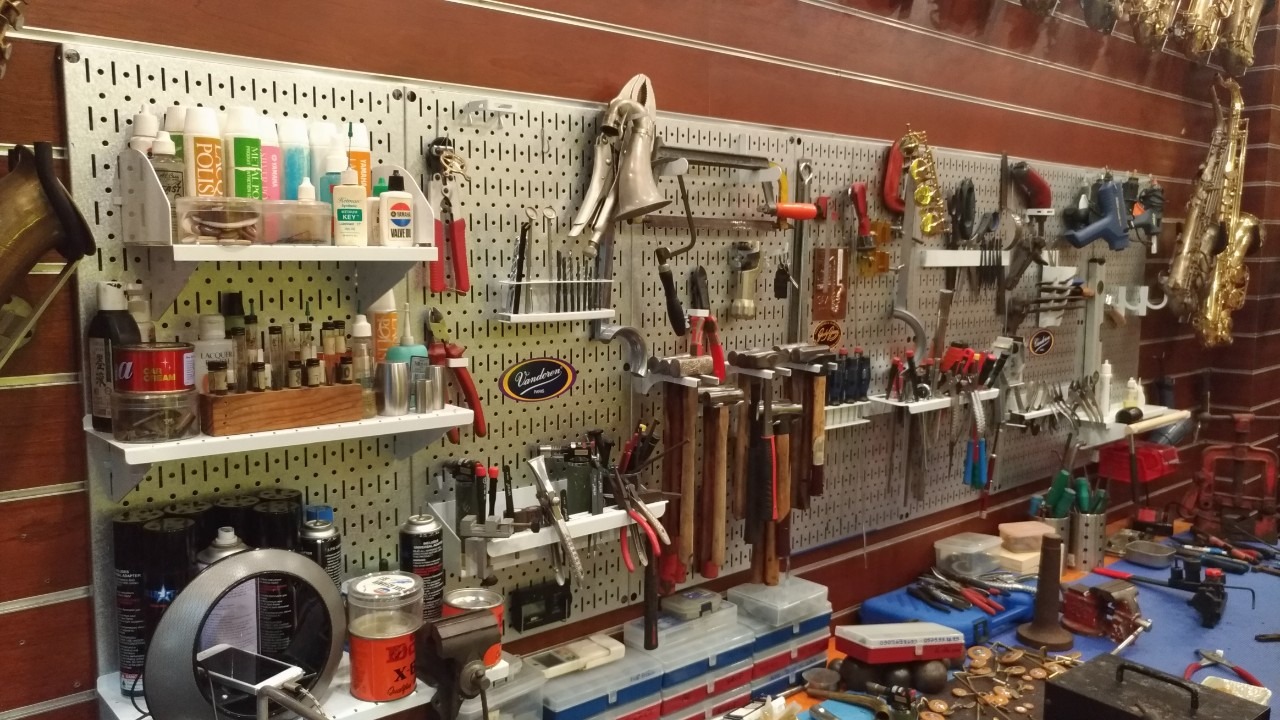 Mình đang dùng 3 bảng Pegboard cho quán điện dân dụng của mình, treo hàng chục loại hàng hóa mẫu nhìn rất gọn gàng và bắt mắt. Mình đang dùng 3 bảng Pegboard cho quán điện dân dụng của mình, treo hàng chục loại hàng hóa mẫu nhìn rất gọn gàng và bắt mắt.