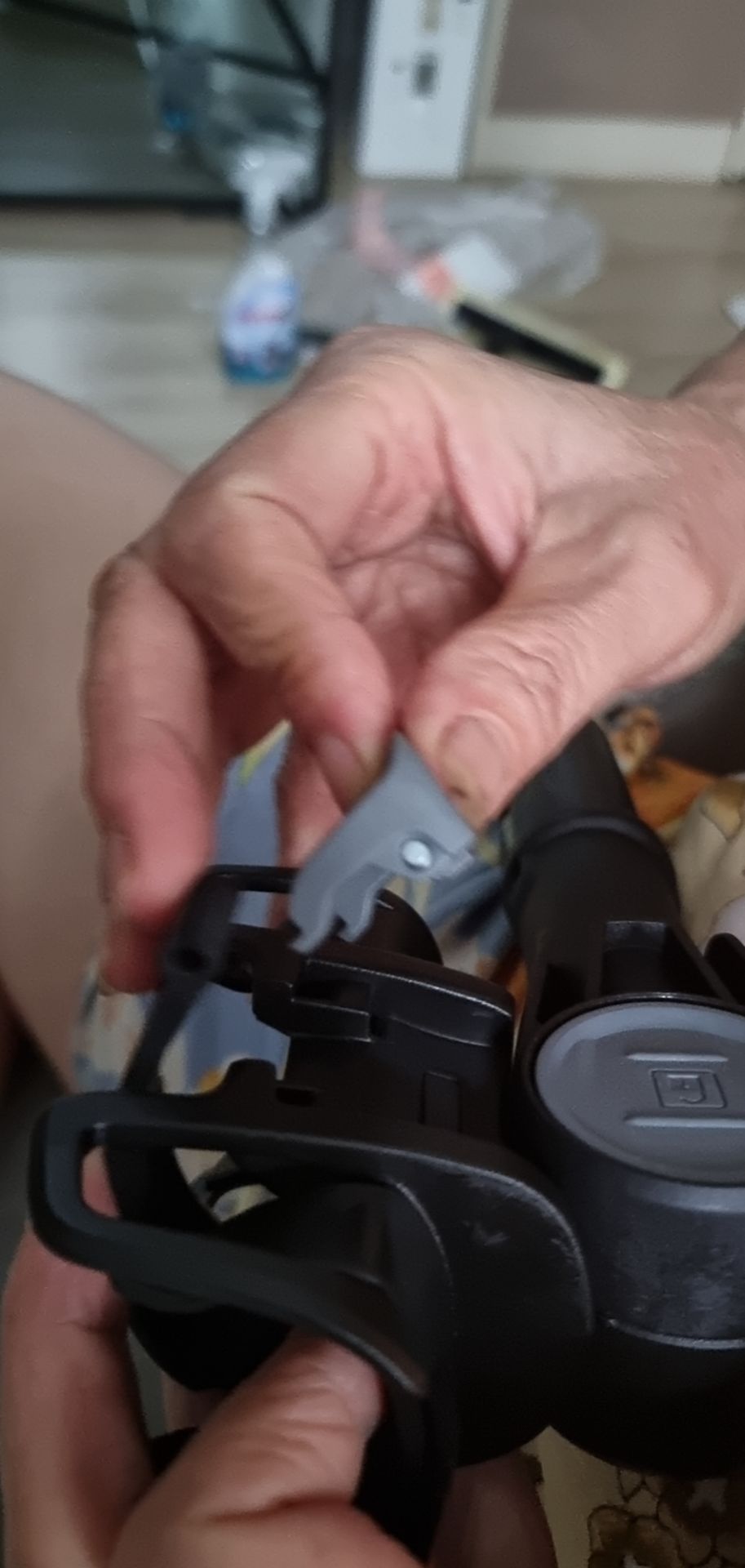 Hàng bị lỗi không cài được mà vẫn gửi hàng cho khâch