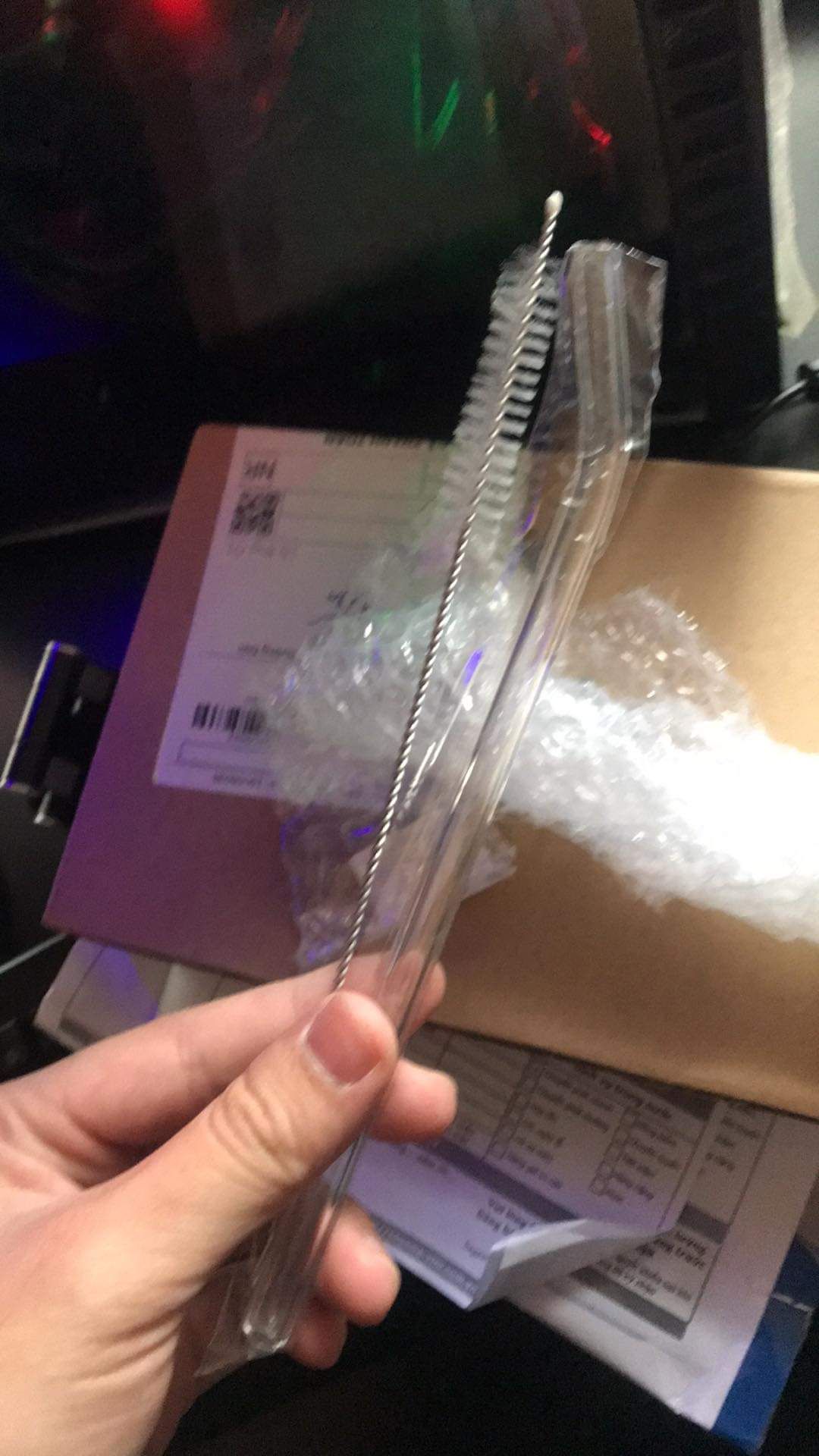 Ống hút chắc chắn, kèm cọ rửa để vệ sinh. Đầu ống trơn nên an to khi sử dụng. Dùng ống hút thủy tinh vưà tốt cho sức khoẻ lại bảo vệ môi trường.