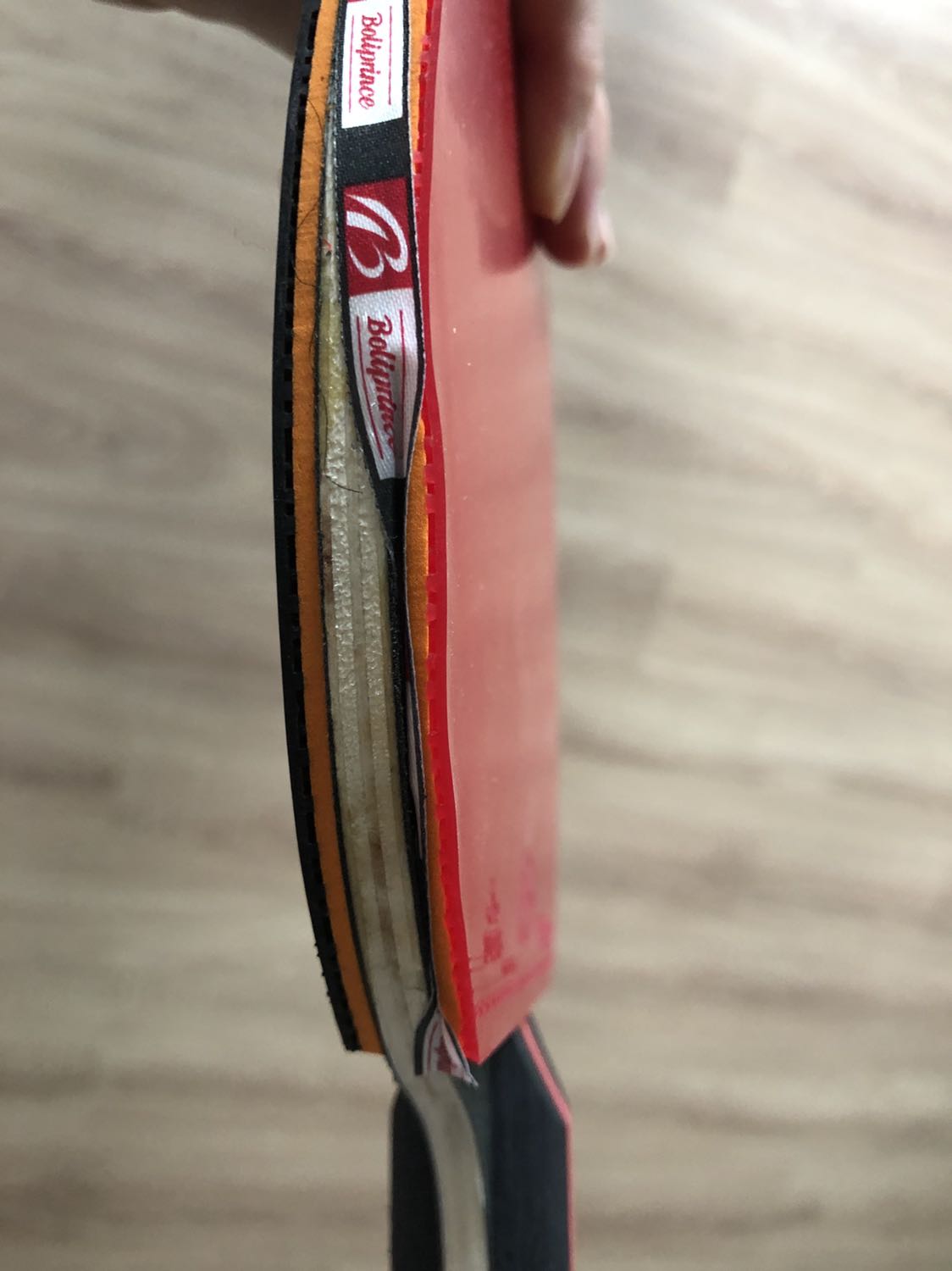 Vợt bóng ổn trong tầm giá, cho trẻ con làm quen. Túi đựng đẹp, Tuy nhiện phần dán vợt vẫn có tí lỗi như hình, sửa đc