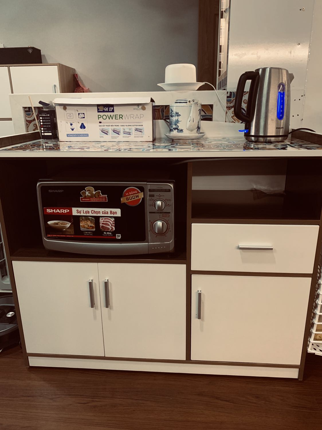 Tủ nhựa, cánh cửa hơi yếu nhưng nhìn thì đẹp. Không biết xài bền không nữa