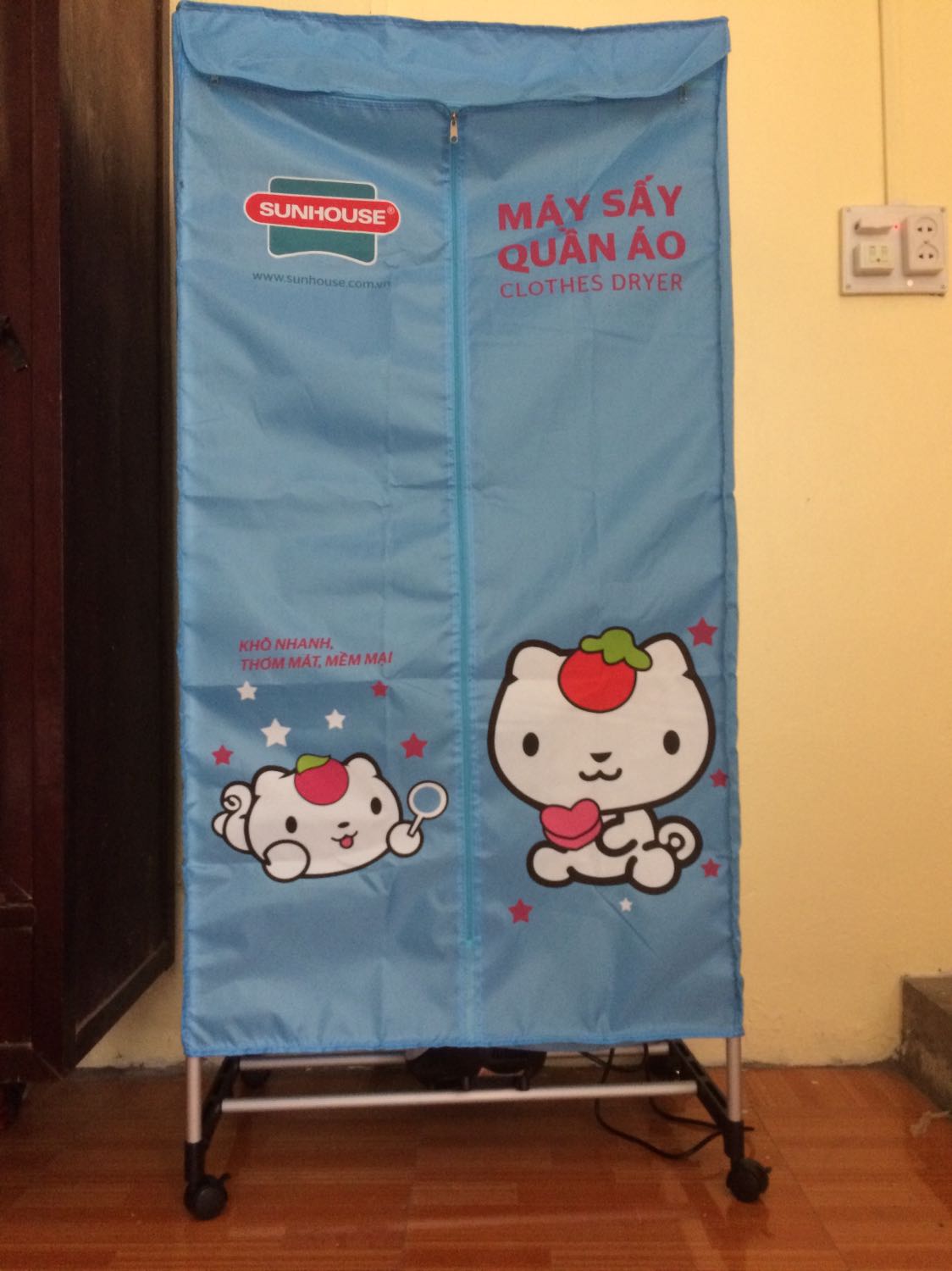 Rất tiện ích với nhà mình vì có 3 đứa nhỏ. Quần áo trong máy giặt bỏ ra mình sấy khoảng 2-3 tiếng là khô. Cái nào dày thì có thể hơn. Những tháng ko nồm ẩm thì mình vẫn phơi nắng cho quần áo thơm. Tủ sẽ treo quần áo nhẹ nhàng. Mình chọn tiki vì chính sách bảo hành rất yên tâm.