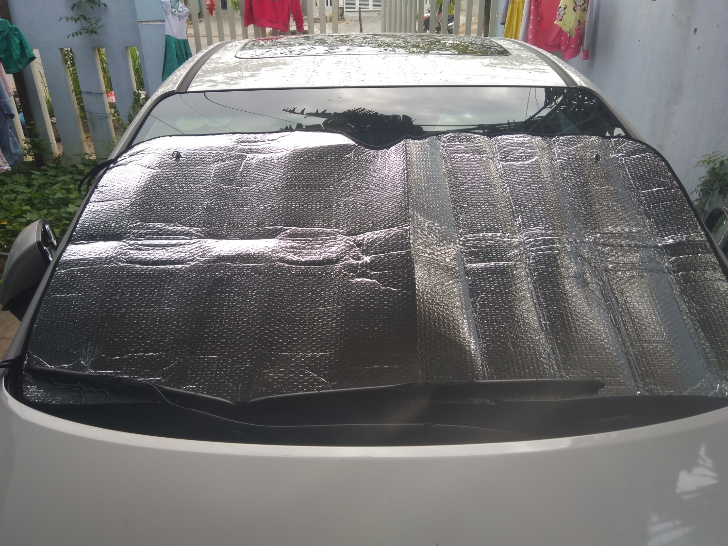 Tôi nhận hàng sáng nay (18.11.2018). Tuy nhiên, khi mở hàng ra tôi rất thất vọng vì tôi đặt mua loại tấm chắn nắng cho kính phía trước thì hàng tôi nhận được không phải là tấm chắn nắng kính phía trước như trong hình quảng cáo mà giao cho tôi tấm chắn kính phía sau, sản phẩm rất mỏng, núm nhựa hít vào kính thì không có tác dụng (tôi có hình gửi đính kèm). Tôi mua hàng trên Tiki rất nhiều lần nhưng chưa bao giờ gặp kiểu làm ăn thế này. Tiki nên xem lại tư cách nhà phân phối sản phẩm này. Đừng treo đầu dê bán thịt *** như vậy!