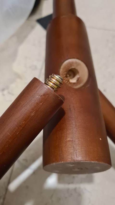 Cây lau nhà ko lắp đuoc 1 thanh đỡ phía dưới chân vì thiếu ốc vặn . Đề nghị hãng đổi cái khác và kiểm tra hàng kỹ trước khi đóng gói.