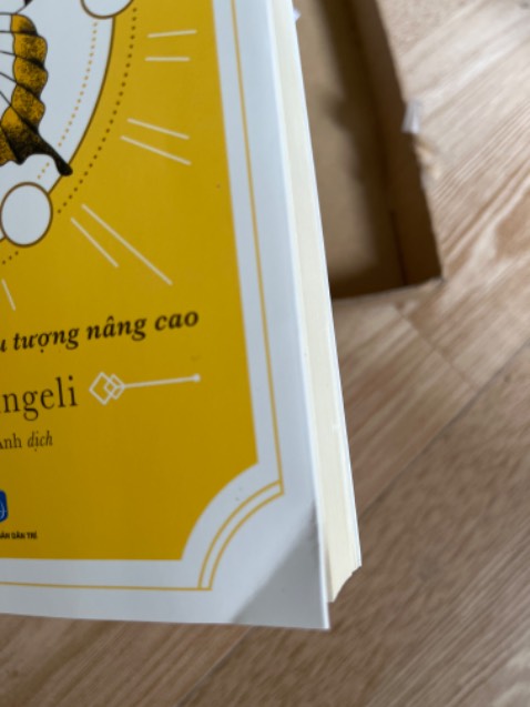 Sách bị rách 1 trang, góc sách bị gập nhăn nhúm :(( rất không hài lòng khi nhận 1 sản phẩm như vậy.