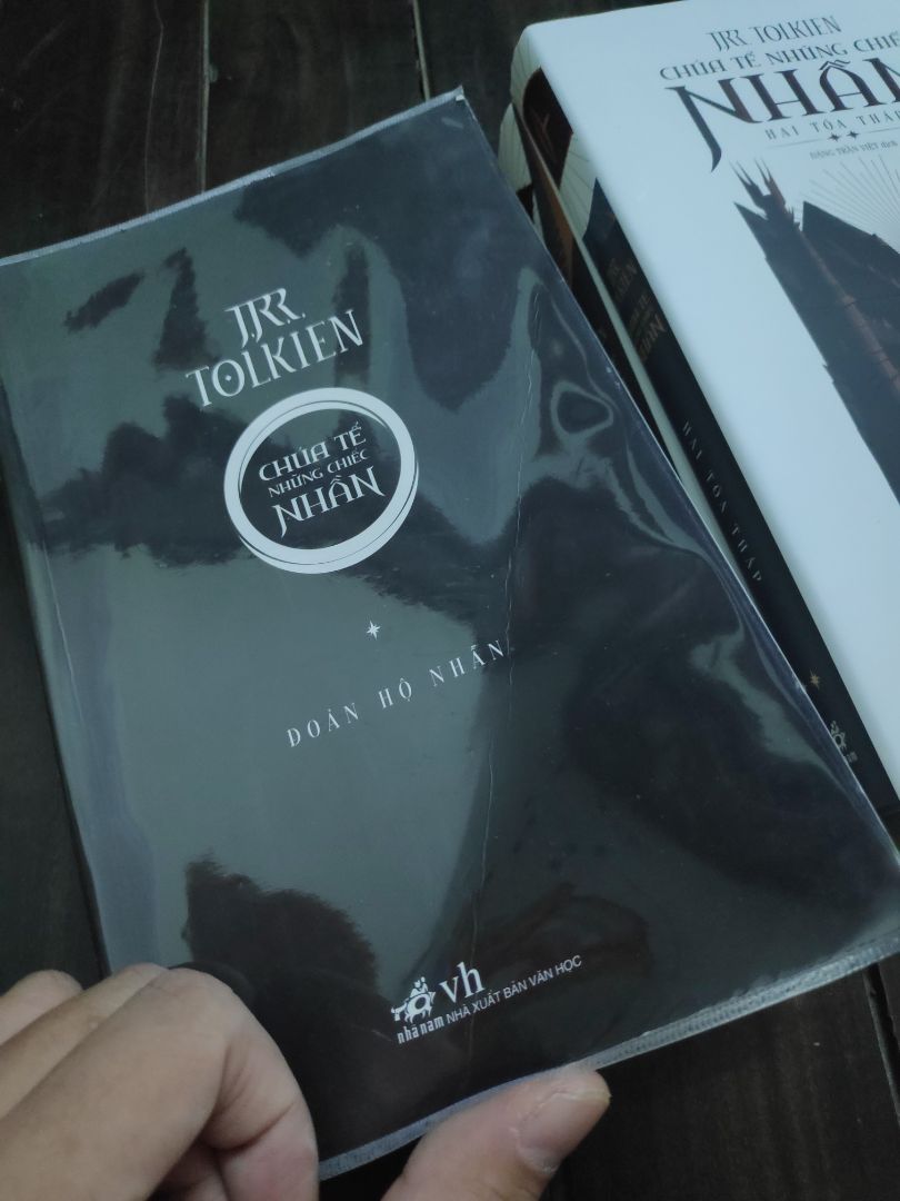 Do tiki chỉ có sẵn 1/3 cuốn trong bộ nên tập 2 và 3 tôi đã mua trực tiếp ở Nhã Nam.
Khi tôi nhận tập 1 từ tiki, sách rất tệ: 
- Bìa sách đã bị gãy, có thể do nhân viên thao tác bọc bookcare gây ra.
- Có phải do gói gém Bookcare nên tiki đã không giao cho tôi hoặc chủ định lược bỏ cover rất đẹp của sách? Mà cái bộ này quý ở công sưu tâm cả bộ cover hoàn chỉnh, vui lòng xem ảnh chụp bộ sách thảm hại của tôi.
Tôi đề nghị tiki hỗ trợ trả lại hàng và hoàn tiền. Hoặc đổi cho tôi cuốn mới không có dịch vụ bookcare vì tôi đã trải nghiệm dịch vụ bookcare làm mất cover thế này thì rất tệ, thà không có bookcare.