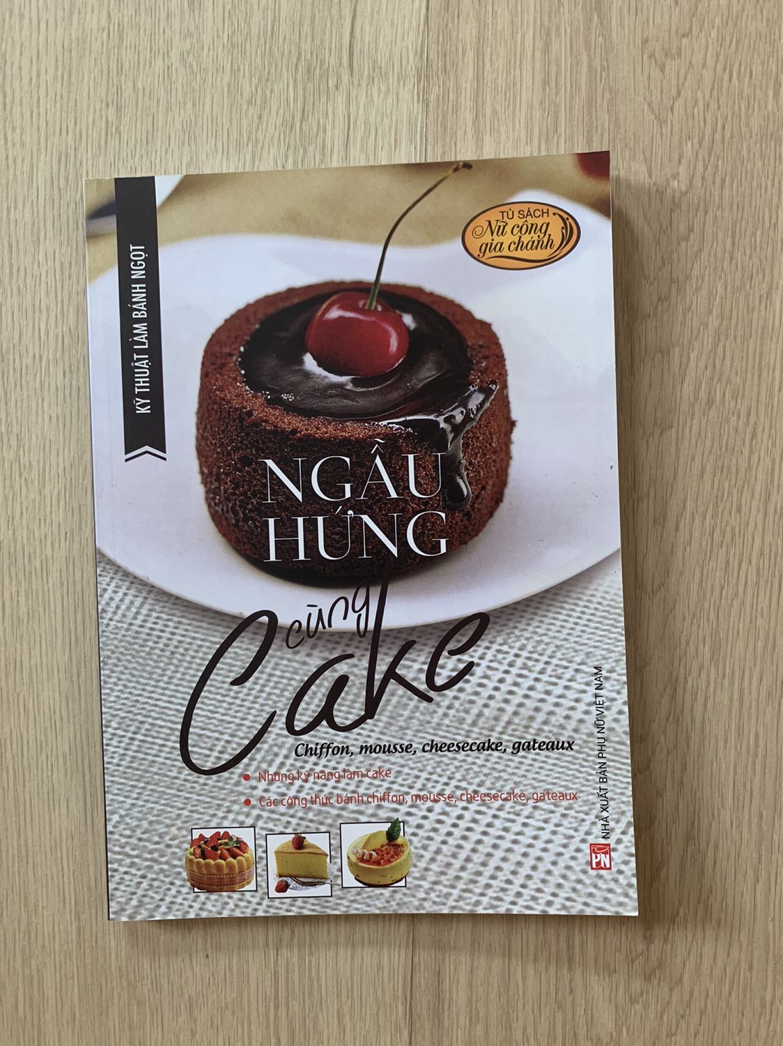 Nội dung hay,có hình ảnh cụ thể từng bước,người nào mới bắt đầu làm bánh cũng dễ làm theo.chất lượng giấy rất tốt.nói chung là 1 cuốn sách chất lượng mà giá lại rẻ