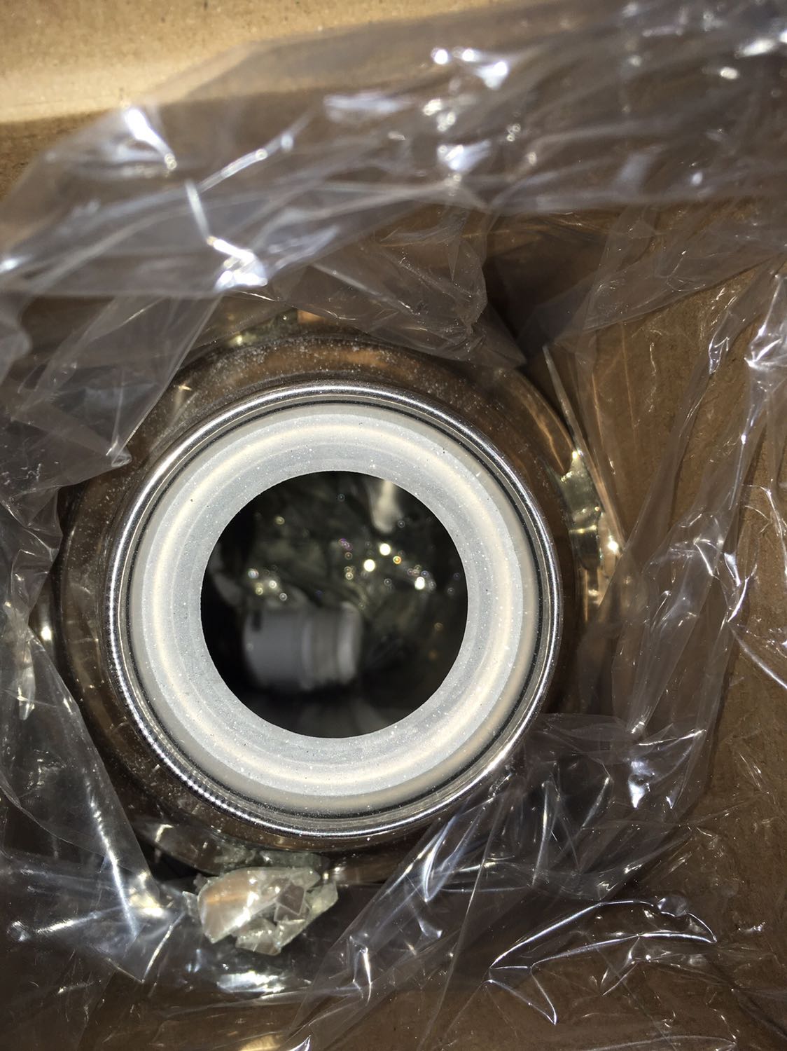 Mới nhận. Vỡ tan nát dù trên gói hàng có đề hàng dễ vỡ. Chất lượng khâu vận chuyển quá kém.
Vì nhờ người nhận giùm nên không kiểm tra. Rất không hài l