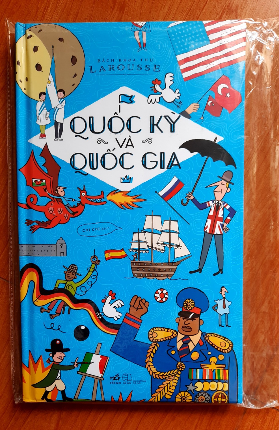 Sách giảm giá 89k nhưng vẫn mới tinh, các góc và gáy sách không bị sút hay gãy gì hết. Thiệt là mừng :)
Sách khổ thật là to, bìa cứng nên cầm nặng tay. Hình vẽ và màu sắc rực rỡ, giấy dày dặn.
Tiki giao hàng cũng thật là thần tốc.
Mình mua cả bộ làm quà tặng, cháu nhà mình rất thích luôn