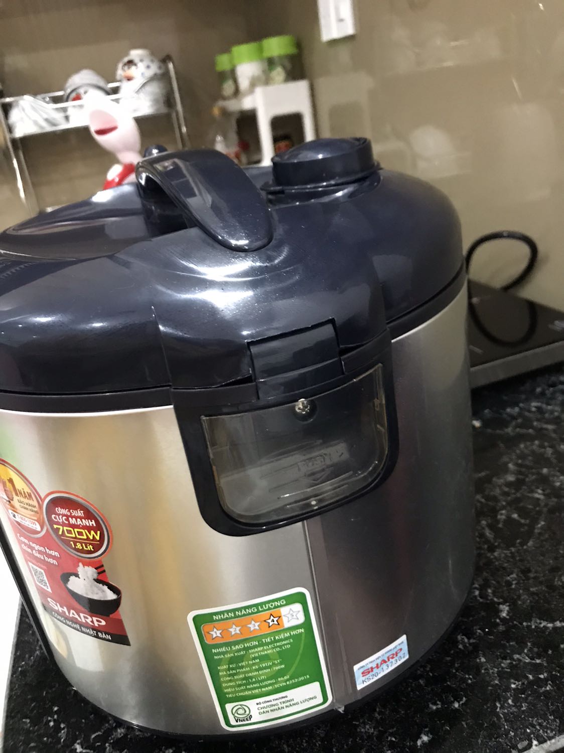 Hài lòng. Nồi to. Hơi nước thoát lên nắp nồi ko bị đọng trong nồi cơm. Dùng lâu thì mới biết độ bền nhưng hy vọng sharp đã là thương hiệu thì nồi sẽ tốt bền.