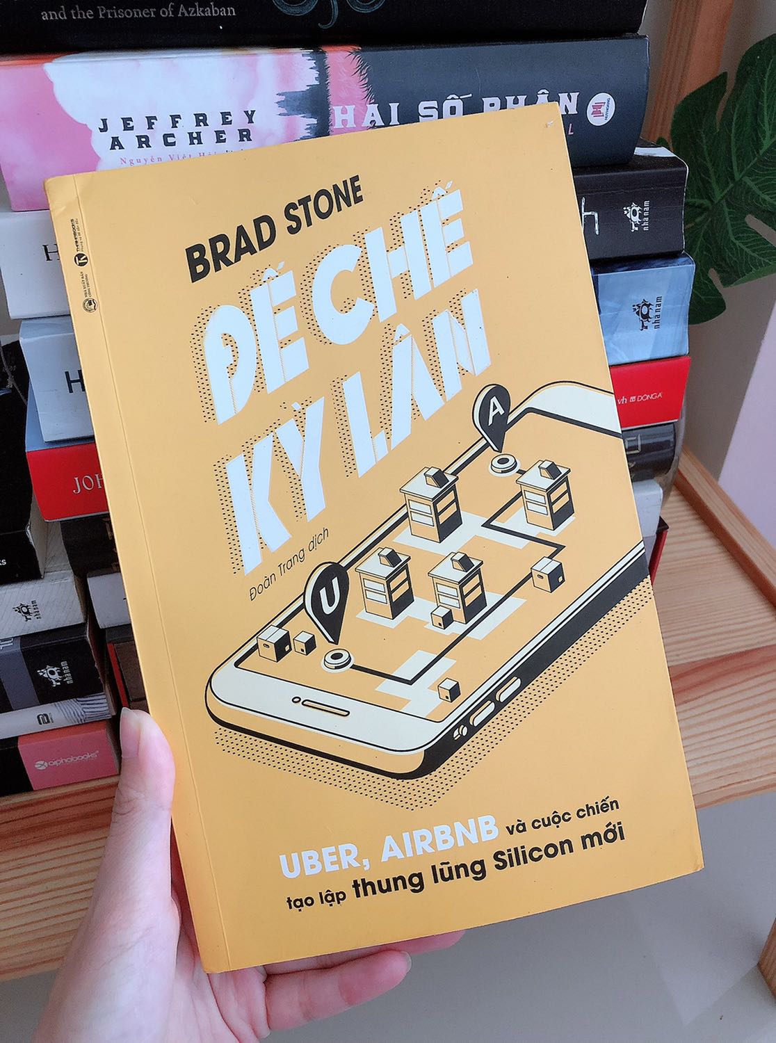 Cuốn sách viết về câu chuyện của hai start up kỳ lân ra đời vào cùng một giai đoạn. Với góc nhìn của một phóng viên, tác giả đã kể một câu chuyện khá khách quan và tích cực về Uber - Airbnb từ những ngày đầu thành lập. Sách dễ đọc và thú vị, văn phong logic súc tích, bản dịch tốt.