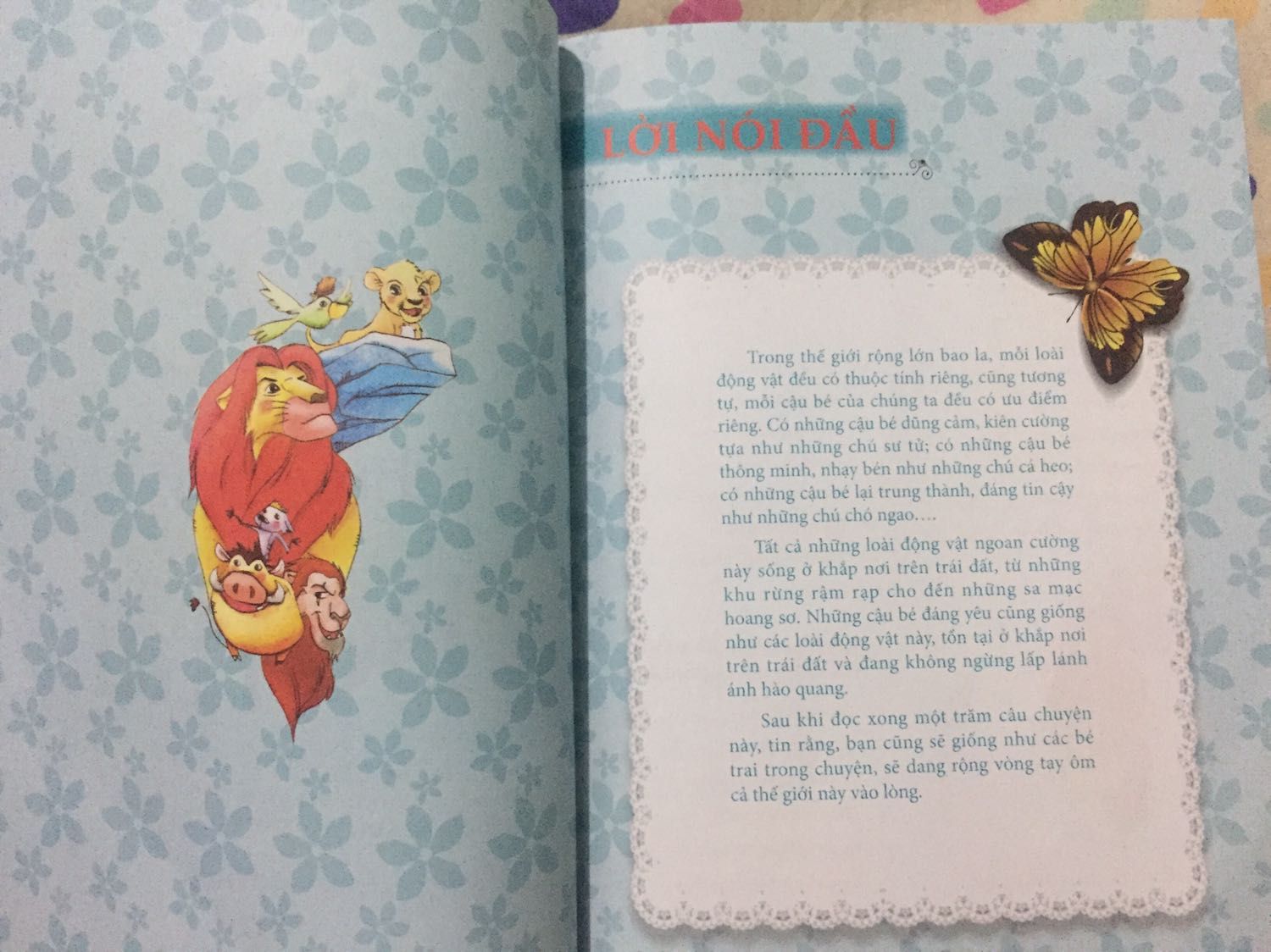 Lúc đầu mình hơi phân vân vì bìa sách ko đc bắt mắt cho lắm đối vs các bé. Nhưng thấy thích về nội dung nên mua luôn. 
Mở sách ra thì ưng lắm vì in đẹp rõ ràng, màu sắc hình ảnh sinh động, thấy kute sao ak!
Nội dung hay, ý nghĩa, nhiều bài học cuộc sống. Đọc truyện cho bé đi ngủ mà người lớn phải thức ngẫm nghĩ...