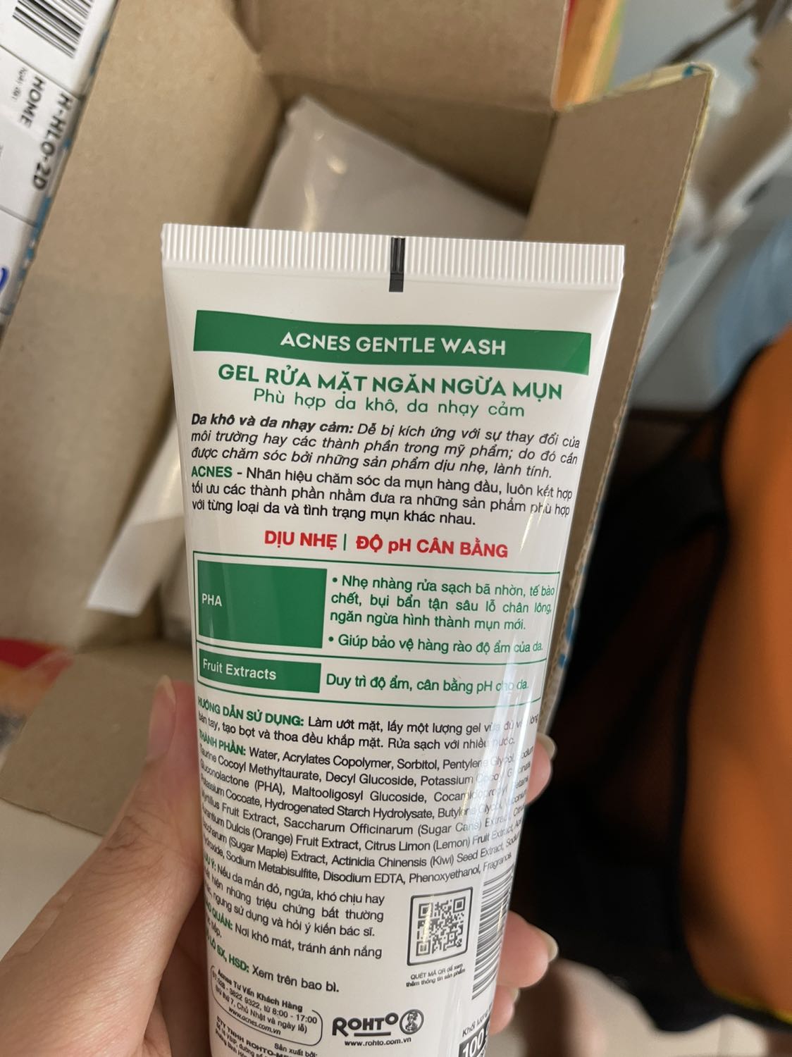 Chất lượng quá êm so với giá tiền. Shop đóng gói hàng kĩ lắm luôn í. Khui hàng ra là mình đi thử liền. Tuýp nó be bé xinh xinh à, bên trong là dạng gel trong suốt, tạo bọt xong rồi mới apply lên mặt nha. Rửa 1 lần v tầm có 2 3p thôi mà da mặt sạch tới từng lỗ chân lông luôn. Và da cũng có độ ẩm vừa phải, chứ ko bị khô xíu nào. Nói chung là xịn, nên mua nhen