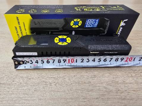 Sản phẩm đúng mô tả, vỏ nhựa cầm nắm chắc chắn, rất dễ sử dụng, nhẹ, rất gọn (chỉ dài 20cm), tiện lợi mang theo đi phượt hoặc sử dụng tại nhà. 
Bơm vỏ xe gắn máy nhanh.
Hơi ồn khi máy vận hành, nhưng chả sao. 
Đáng mua.