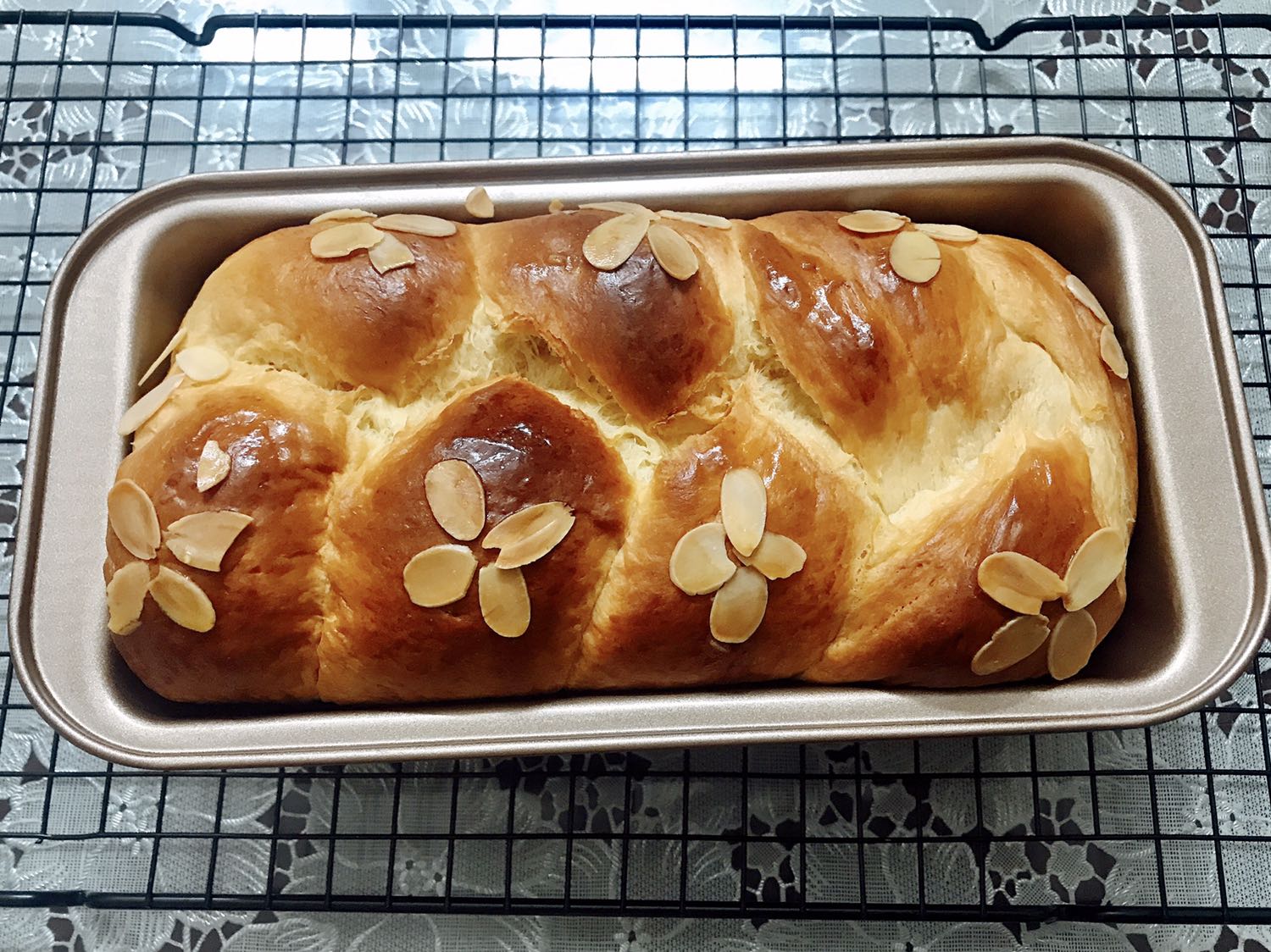 Nhân viên giao hàng rất nhiệt tình. Lò giao đến k bị móp méo, đầy đủ pk. Mình đã đọc rất nhiều review nói lò bị chênh nhiệt nhiều. Tuy nhiên mình thấy chỉ chênh khoảng 10-15 độ. Rất hài lòng với sp này