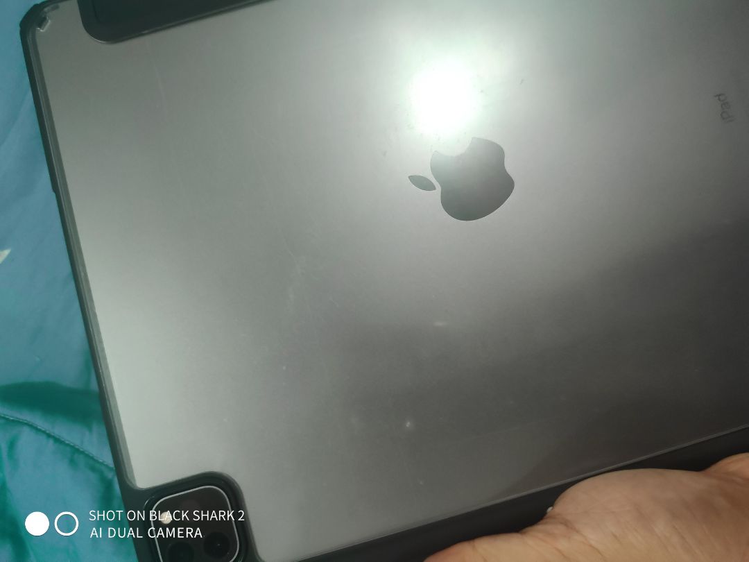 mặt nhựa phía sau trầy xước nhiều. Với giá thành này của bao gia thì không nên như thế.  Sản phẩm có lẽ không còn nguyên seal. Mình có thể đổi được không