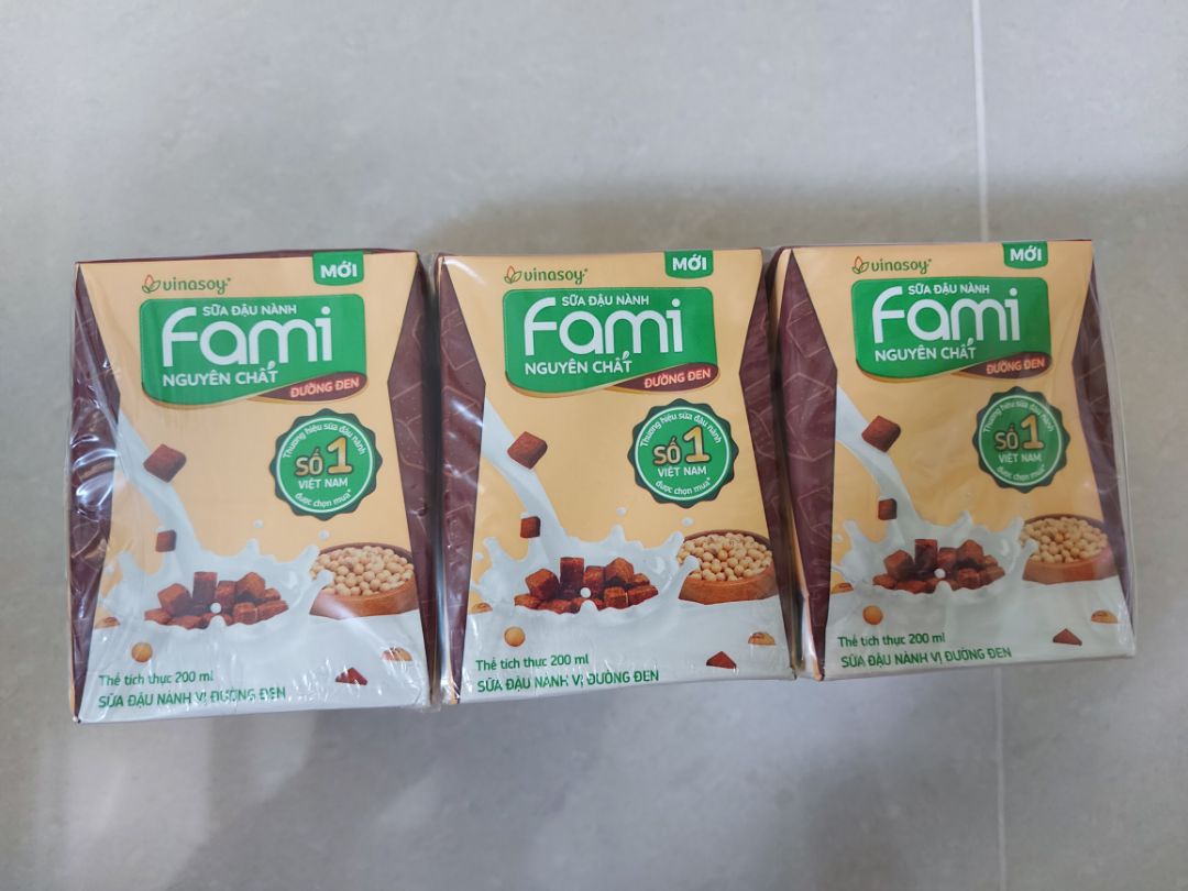 Sữa có thêm vị đường đen, nhưng ít ngọt hơn sữa tươi trân châu đường đen, phù hợp với những ai nghiện món sữa tươi trân châu đường đen, nhưng không chuộng đồ uống quá ngọt. Điểm cộng cho Vinasoy vì ra nhiều dòng sữa Fami với nhiều vị khác nhau để những tín đồ của sữa đậu nành có thể thay đổi khẩu vị, thay vì chỉ muốn hoài một vị sữa đậu nành truyền thống.