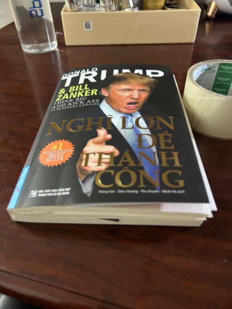 Nhận sách nay mới được cuốn sách nội dung quá tuyệt vời mà được tới đâu rách tới đấy. Làm sách quá tệ