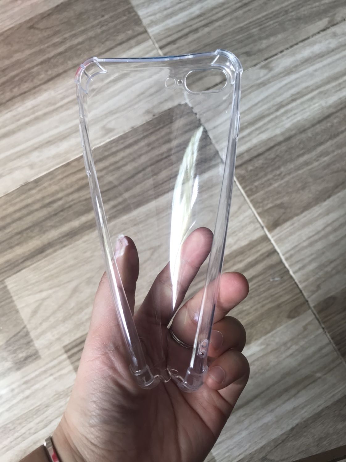 Ốp siêu mỏng, dễ bóp nắn, không giống loại cứng chống sốc mình mua. Cái này mà rớt là điện thoại xác định cũng bể màn hình hoặc trầy xước. Nói chung mua cho biết chứ không có lần sau. Bye