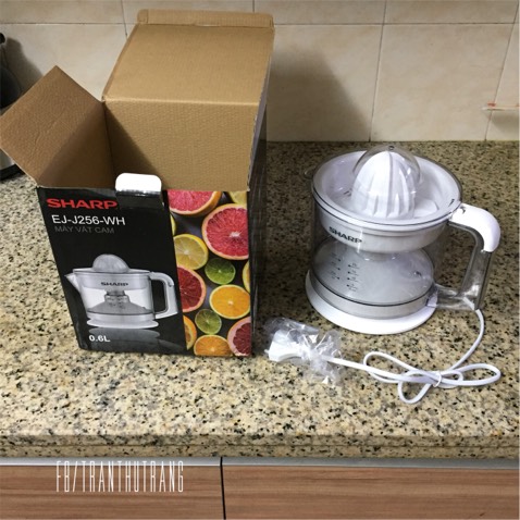 Mình mua tặng chứ không dùng nên chỉ đánh giá sản phẩm qua đúng một lần kiểm tra thôi. Nói chung là giá tốt, hộp đẹp, máy thiết kế gọn gàng chắc chắn, các chi tiết nhựa nuột nà. Cái này công suất và dung tích đều không lớn, phù hợp với gia đình ít người.