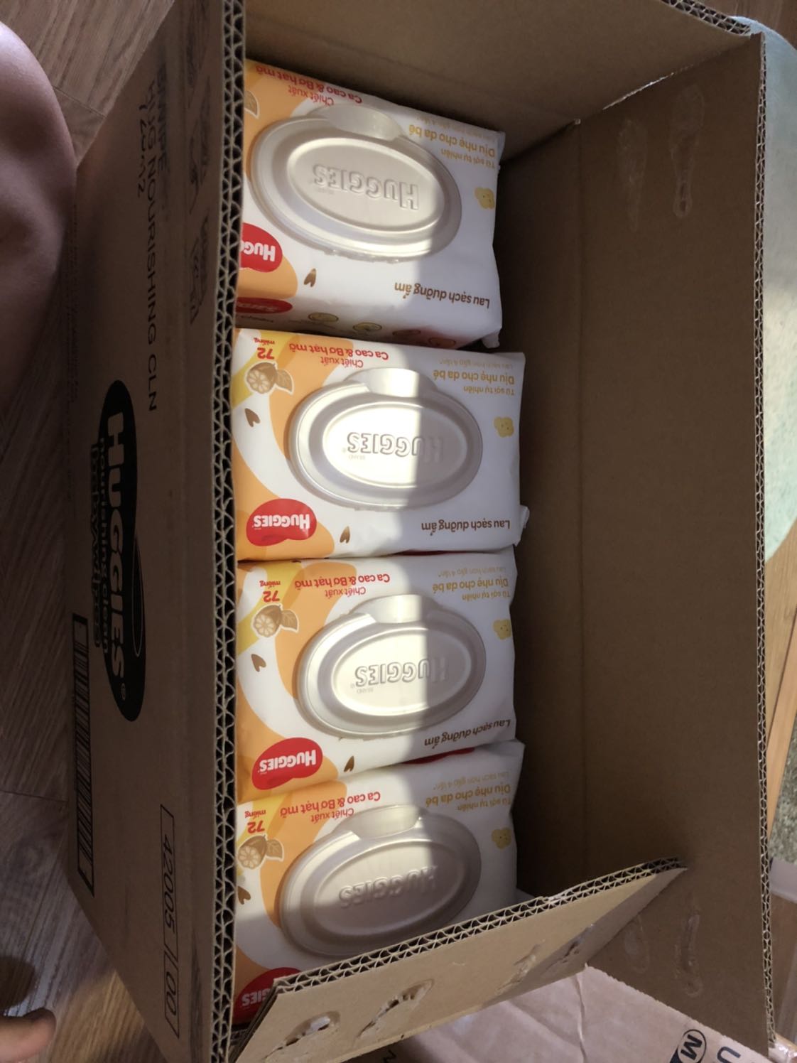 Trước đây mình hay dùng giáy ướt của Hàn nhưng sau khi 1 lần lỡ mua loại này thì ghiền luôn dù có mùi bơ hơi nồng nhưng mình thích vì khăn rất mềm lau ko sợ làm đau con tuy giá hơi chát, giá cháy thì canh sale tiki mà ôm thôi! Đóng thùng chắc chắn, ngoài còn bọc nilon nữa, giao hàng nhanh, a shipper tiki rất dễ thương biết mình bận bịu con nhỏ nên thông cảm chờ mình, ôm hàng giúp mình mà rất vui vẻ!
