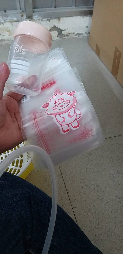 Giao nhanh, giao đủ sản phẩm, chỉ có mỗi cái sai màu và hơi lỗi 1 chút, đặt xanh mà giao hồng Giao nhanh, giao đủ sản phẩm, chỉ có mỗi cái sai màu và hơi lỗi 1 chút, đặt xanh mà giao hồng