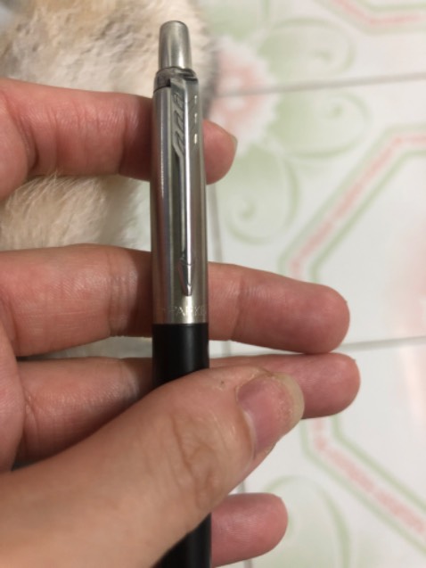 Giao lâu mẫu bút không chắt tay như bút giá rẻ hơi thất vọng thật tế khá xấu nhìn như hàng kém chất lượng