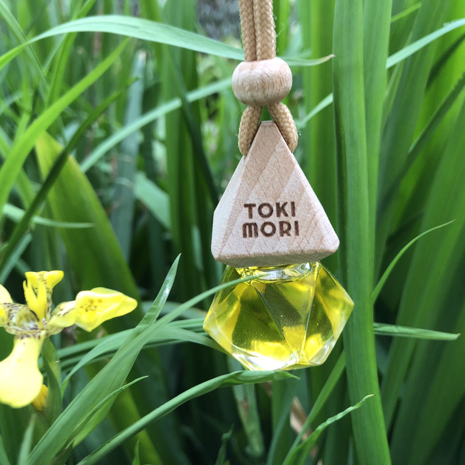 So cute essential oil !!!! Màu cam rất đẹp, kiểu. Dáng dễ thương. Mình thích treo mùi này trong tủ áo, mỗi khi mở tủ ra rất thơm, có thể bỏ trong vali, balo khử mùi ẩm lâu ngày cũng rất tốt. Hãng này làm chất lượng nè. Mình thích mùi này lắm, mua luôn 5 cái vừa xài vừa tặng cho mấy đứa em luôn.