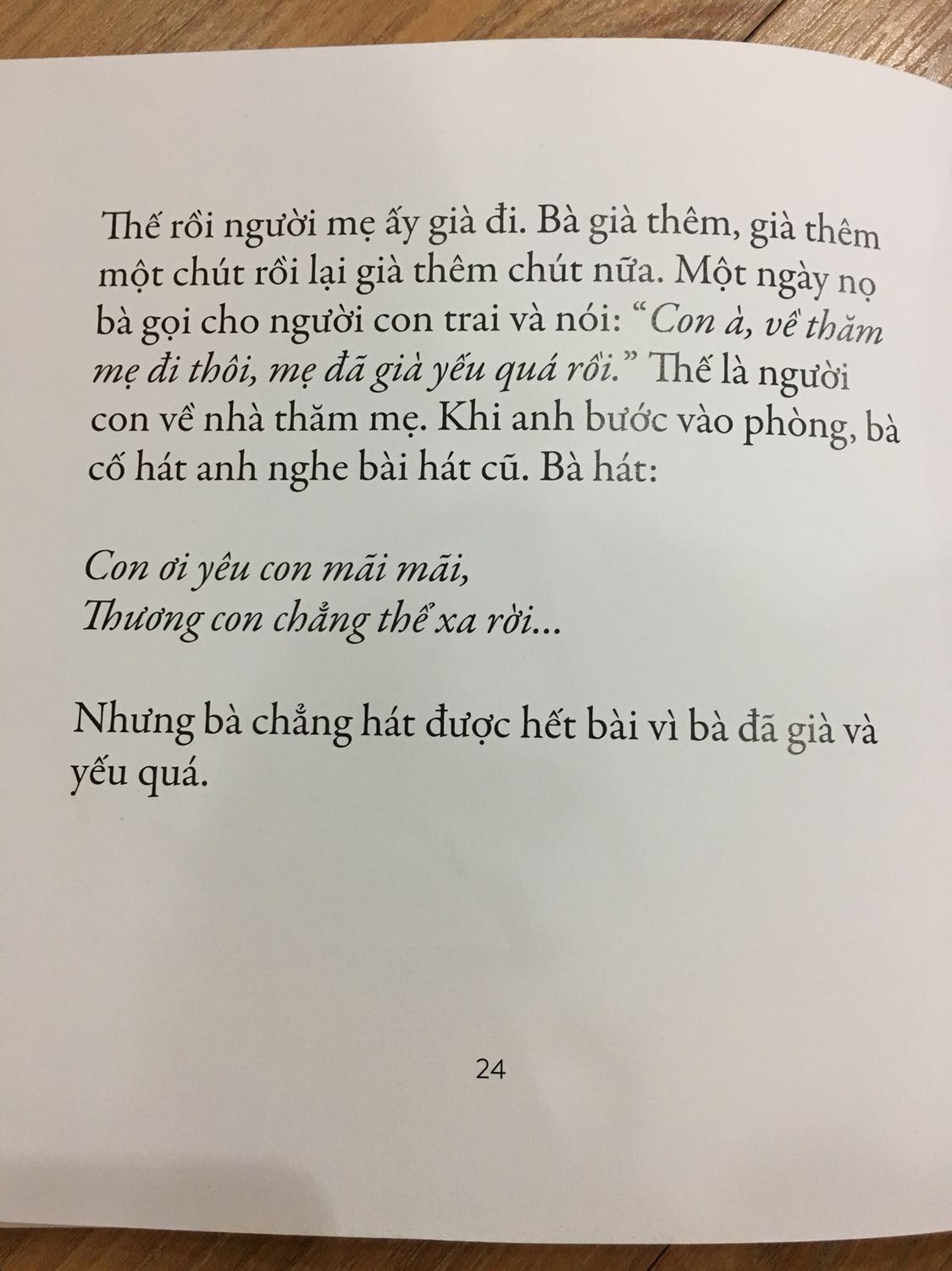 1 cuốn sách mang lại cho mình rất nhiều cảm xúc khó nói thành lời, chỉ biết là cực kỳ cảm động.
Sách hay, tranh minh hoạ rất đẹp. Khi đọc cho con nghe những trang cuối cùng, mình nghẹn ngào ko thể đọc tiếp nổi. Có lẽ do mình mới lần đầu làm mẹ, con mình vẫn còn bé nên mình cảm nhận được đầy đủ những cảm xúc mà tác giả muốn gửi gắm.
Rất mong mỗi ***, mỗi người con đều có 1 cuốn sách này cho riêng mình.