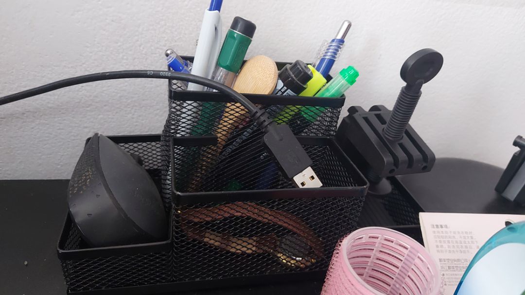 cũng không được ok lắm, hàng móp méo đựng bút cũng không được ok vì ngăn thấp quá, nói chung là cũng tạm được so với giá thôi